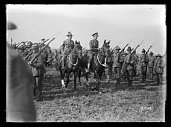 Le prince de Galles passant en revue les troupes néo-zélandaises.