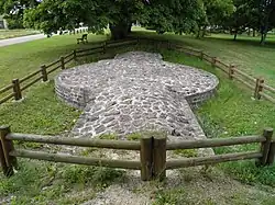 Photographie des fondations restaurées d'un reste de rempart protégeant le cœur de la cité.