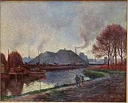 Derrière la rivière, sombre paysage d'usines et de cheminées fumant.