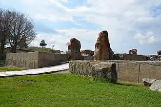 Porte des Sphinx et moulages des orthostates.