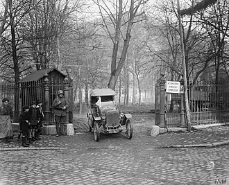 Une voiture allemande avec un drapeau blanc quitte le terrain de l’ancien quartier général de Spa le 22 novembre 1918 où la Commission allemande d’armistice a déjà élu domicile