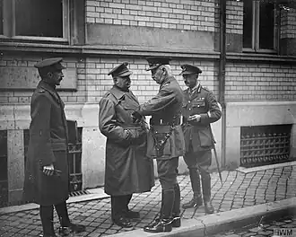 Photographie montrant les généraux Haking et Delobbe discutant le 29 novemnre 1918