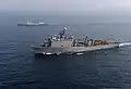 L’USS&nbsp;Ashland&nbsp;(LSD-48) transite par la mer de Chine orientale avec le ROKS Dae Jo-yeong lors d’un exercice photo le 27 mars 2014.