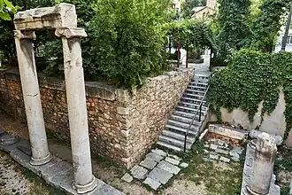 Vestiges romains sur le parvis de l'église.