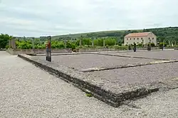 Vue de ruines avec une colonnade à l'arrière-plan.