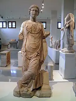 Les enfants d'Asclépios : statue de Panacée.