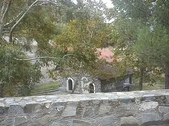 L'église de la Vierge Marie (Panagia) et Chrysosotiros.