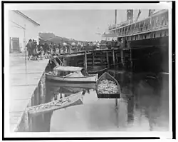 Le George W. Elder à quai, peut-être à Sitka.