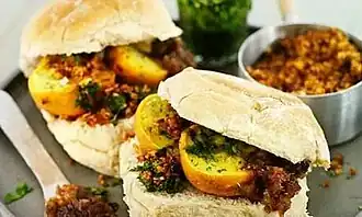 Le Vada Pav (Paõ) est un sandwich originaire et emblématique de l'État. Il témoigne de l'influence portugaise dans la région, particulièrement sur la côte.