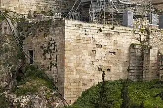 Les deux anciens accès à la source depuis l'Acropole