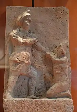 Sol à genoux devant Mithra. Mithréum I de Stockstadt. Musée de Saalburg.