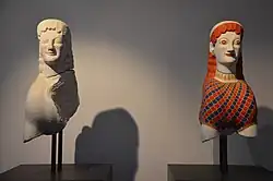Tête de sphinge, « Tête Wix » et sa copie mise en couleurs. Thasos, colonie de Paros. 570-560. « Monument pour un héros ? ». Ny Carlsberg Glyptotek