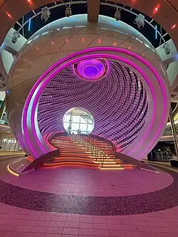 The Pearl, grosse sphère architecturale sur le navire que les passagers peuvent voir lorsqu'ils entrent sur le navire.