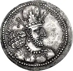 Sur cette pièce de monnaie, le roi perse est représenté avec une couronne de laquelle dépasse la coiffure royale traditionnelle, le korymbos.