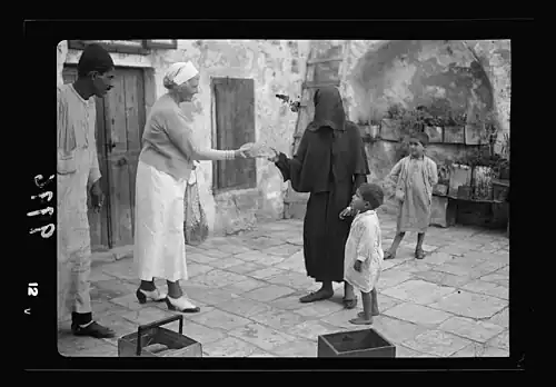 Femme voilée (à droite) à Jérusalem (Palestine mandataire) (1938).