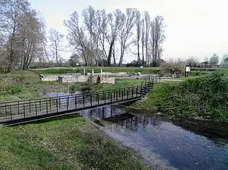 La source sacrée avec le sanctuaire de Zeus Hypsistos en arrière-plan