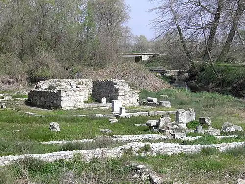 Vestiges du temple de Zeus Hypsistos à Dion.