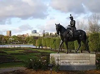 Élisabeth II sur son cheval Burmese, à Regina (Saskatchewan).