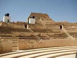 Deux niveaux de gradins