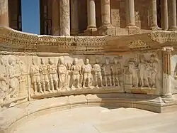 deux femmes se serrant la main entre des soldats