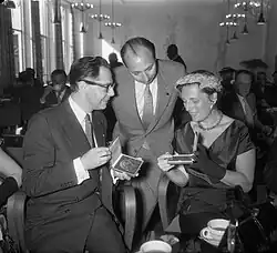 Prix Theo d'Or (1955) avec Paul Steenbergen&nbsp;(nl) et le directeur de la Toneelschool d'Amsterdam. Photo : Wim van Rossem / Anefo