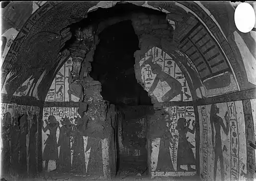 Mur sud de la chambre funéraire du tombeau. Le mur est assez endommagé. On peut identifier dans le registre supérieur la déesse Nephtys agenouillée et de l'autre côté la déesse Isis, également agenouillée. Seuls les pieds de la déesse Isis subsistent. Dans le registre inférieur, on trouve des scènes d'adoration.