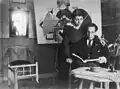 Portrait de Theo van Doesburg et de Lena Milius dans leur atelier de la rue Kort Galgewater&nbsp;(nl), avril 1917. Rijksdienst voor het Cultureel Erfgoed.