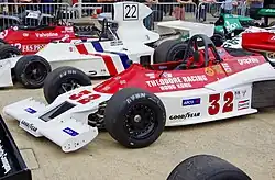 Photo d'une série de monoplaces exposées.