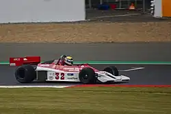 Photo d'une monoplace rouge et blanche en piste.