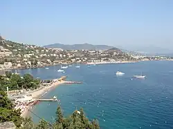 La baie de Théoule (à l'arrière-plan La Napoule).