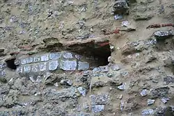 Photographie en couleurs d'un mur percé pour y faire passer une canalisation.