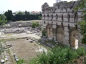 La palestre et le mur est du frigidarium des thermes du Nord à Nice.