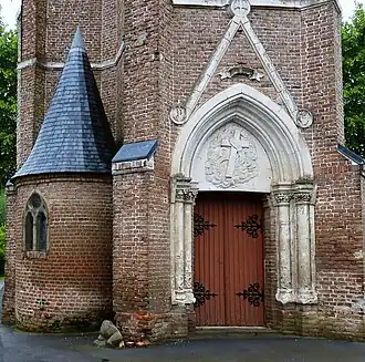 L'église Saint-Pierre et la borne délimitant la Somme et le Pas-de-Calais.