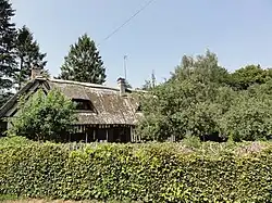 Maison au toit de chaume au hameau du Buc.