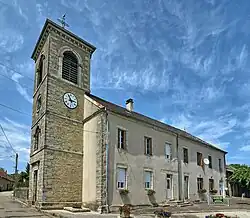 La maison commune avec son clocher.