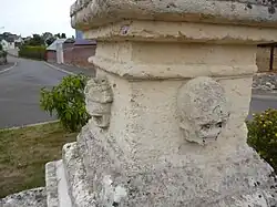 Détail de la base du calvaire.