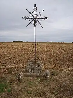 Calvaire au bord de la D 23 en direction de Wavignies, avec repère de nivellement.