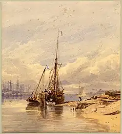 Aquarelle marine paisible : deux bateaux de pêche ancrés sur un rivage sablonneux, des personnages actifs, d'autres navires dans une brume légère sous un ciel nuageux. Les eaux calmes reflètent une scène côtière harmonieuse.