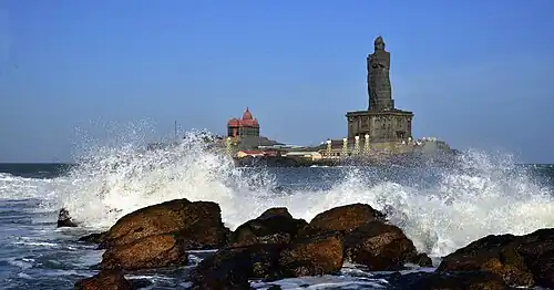 Vue sur les deux sites monumentaux du cap, depuis le rivage. Ce sont des constructions assez récentes, bâties en 1970 et en 2000, au-delà de clivages communautaires. Elles reposent sur des rochers de charnockite.