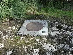 La tête de puits matérialisée.