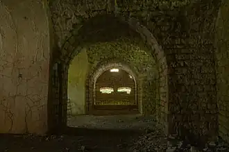 Dans la caponnière simple Ouest.