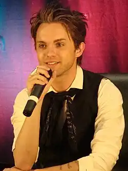 Thomas Dekker interprète John Connor dans Terminator : Les Chroniques de Sarah Connor.