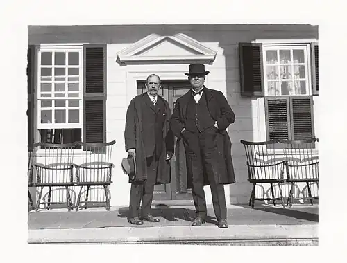 Thomas Edison et Harrison Howell Dodge sur le perron de Mount Vernon