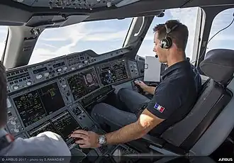 Aux commandes de l'Airbus A350 lors d'un vol de test à Toulouse.
