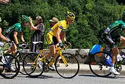 Photographie présentant Thomas Voeckler en jaune sur le Tour de France 2011.