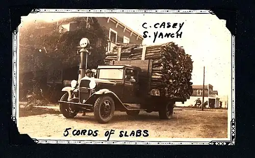 Chargement de cinq cordes de dosses (slab), Northbrook, Ontario