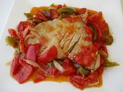 Thon grillé à la basquaise.