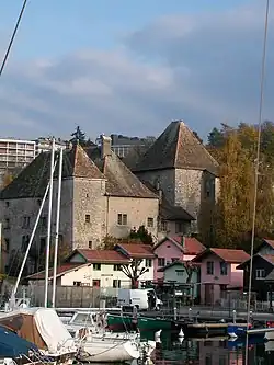 Le château de Rives à Thonon-les-Bains vu depuis le port.