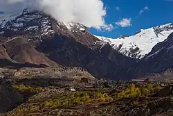 Le col de Thorung La derrière Jharkot et Ranipauwa.