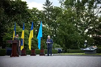 Volodymyr Zelensky et Moustafa Djemilev dévoilant le mémorial à la déportation des Tatars de Crimée à Kiev le 18 mai 2024.